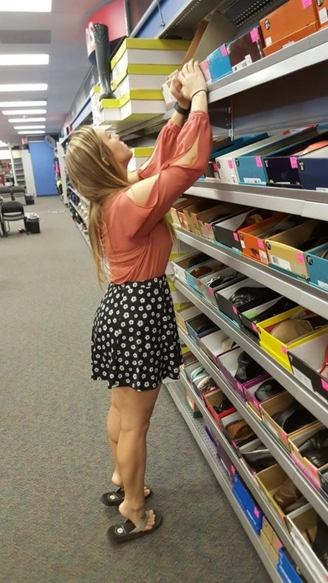 невысокие девушки. девочка небольшого роста. девушка небольшого роста рисунок. девочка небольшого роста. девочка была маленького роста.