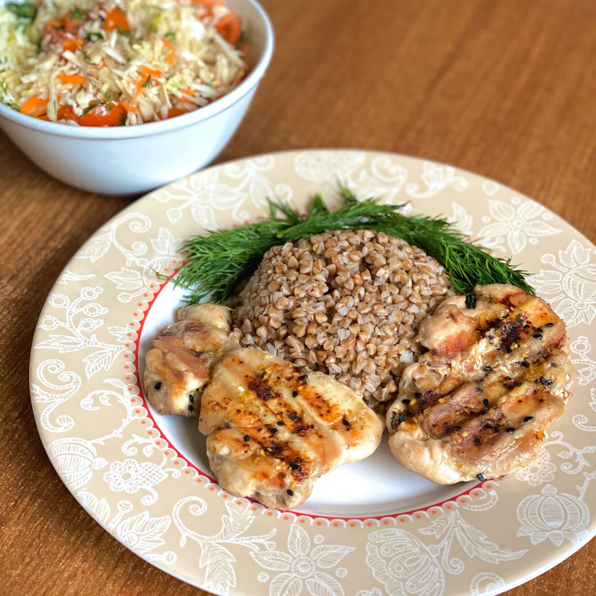 Гречка с куриным бедром. Куриные бедрышки с гречкой. Куриные бедрышки с гречкой. Куриные бедра с гречкой. Гречка с бедрами рецепты.