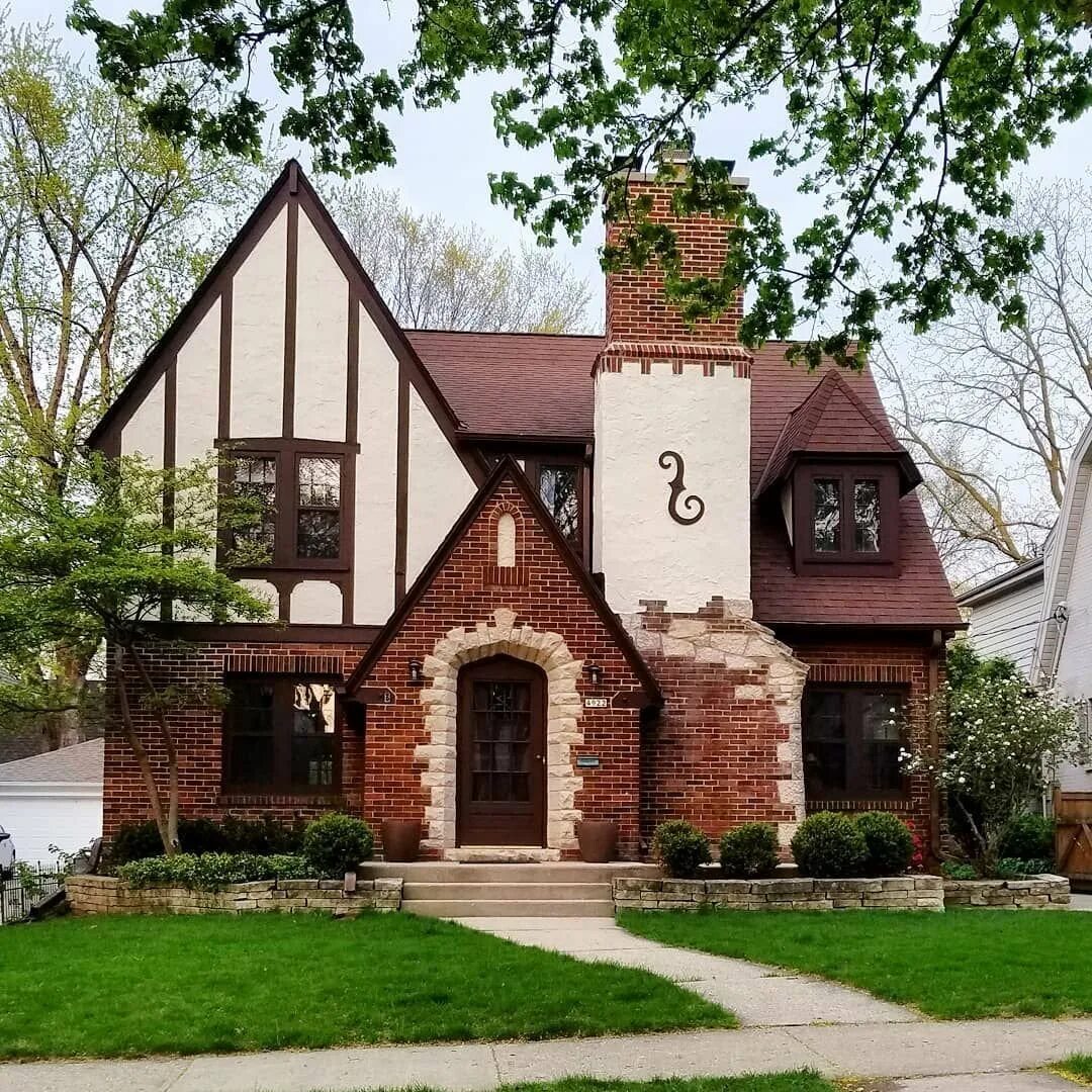 Тюдоровский стиль Англия. Стиль Тюдор (Tudor Revival Cottage). Особняк Тюдоров в Англии. Тюдоровский стиль домов в Англии.