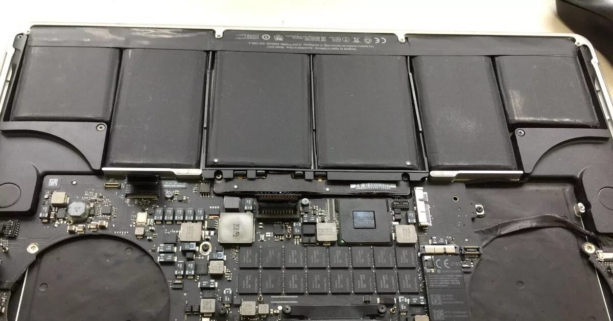 Аккумулятор макбук м1. A1398 macbook pro аккумулятор. macbook pro a1398 внутри. macbook a1398 разбор. macbook pro 2013 аккумулятор.