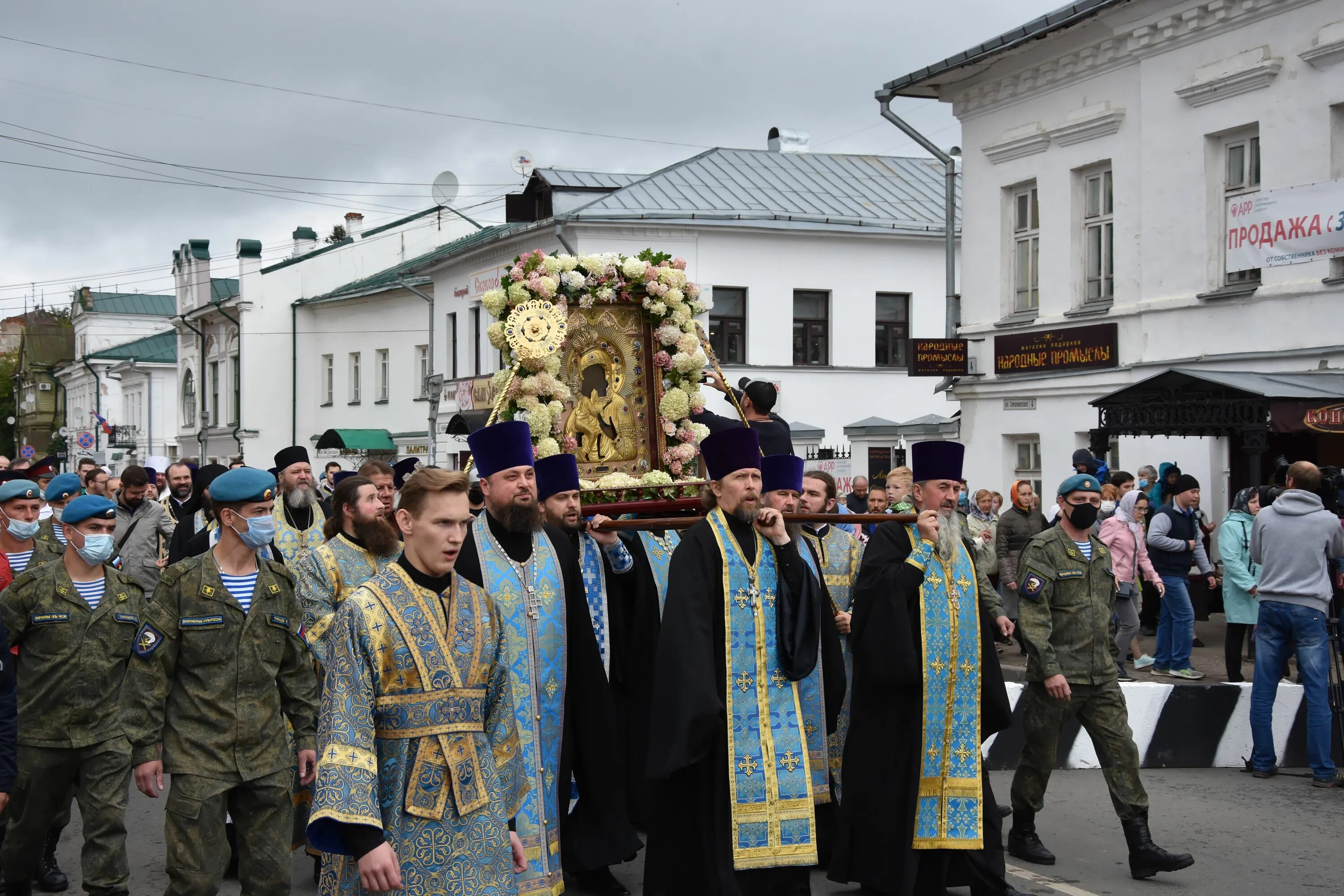 Мир православии сегодня. Кострома храм Феодоровской иконы Божией матери. Крестный ход с Феодоровской в Костроме. Феодоровская икона Божией матери с праздником. Кострома икона Феодоровской Божьей матери.