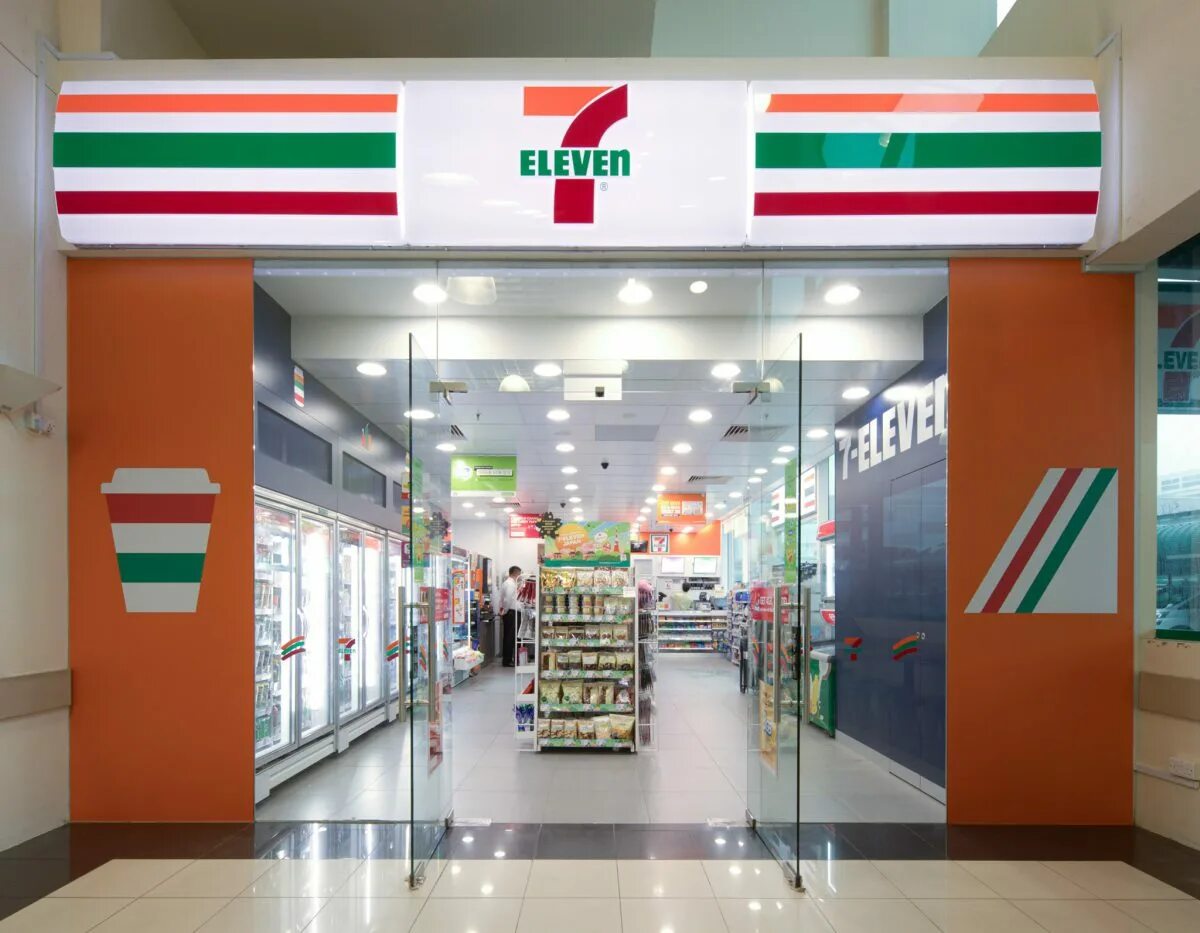 Севен ли. 7 Элевен магазин в России. 7eleven Прага. Магазин 7 Элевен Япония. 7 Eleven внутри.