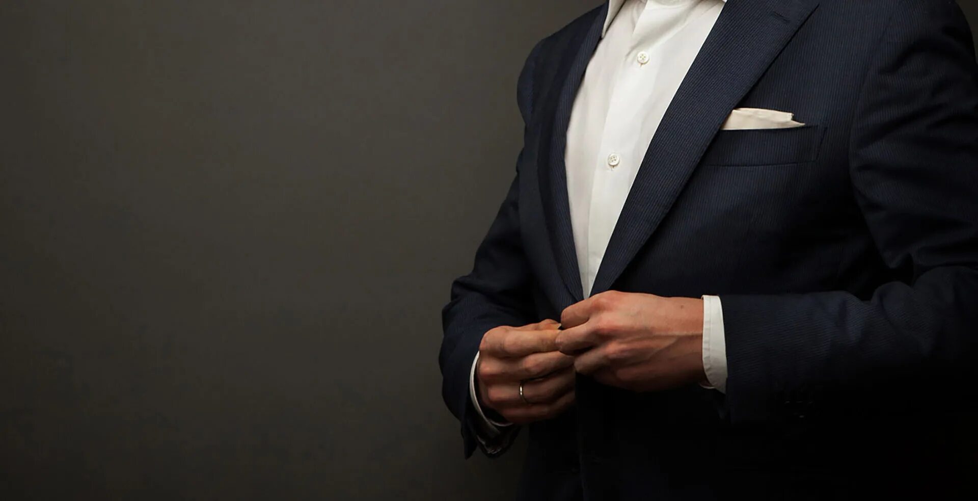 поправляет галстук. богатый мужчина. успешный мужчина. солидный представить. солидный мужик в пиджаке.