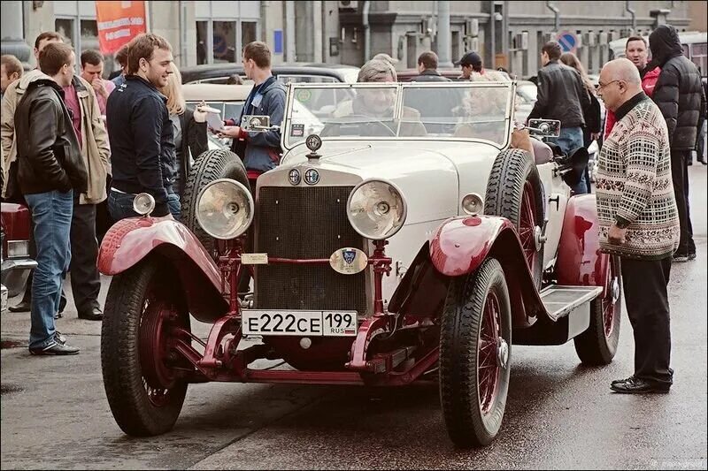 Пробег ретро автомобилей. Автопробег раритетных автомобилей. Пробег ретро автомобилей столица. Ретро автомобиль НЭП.