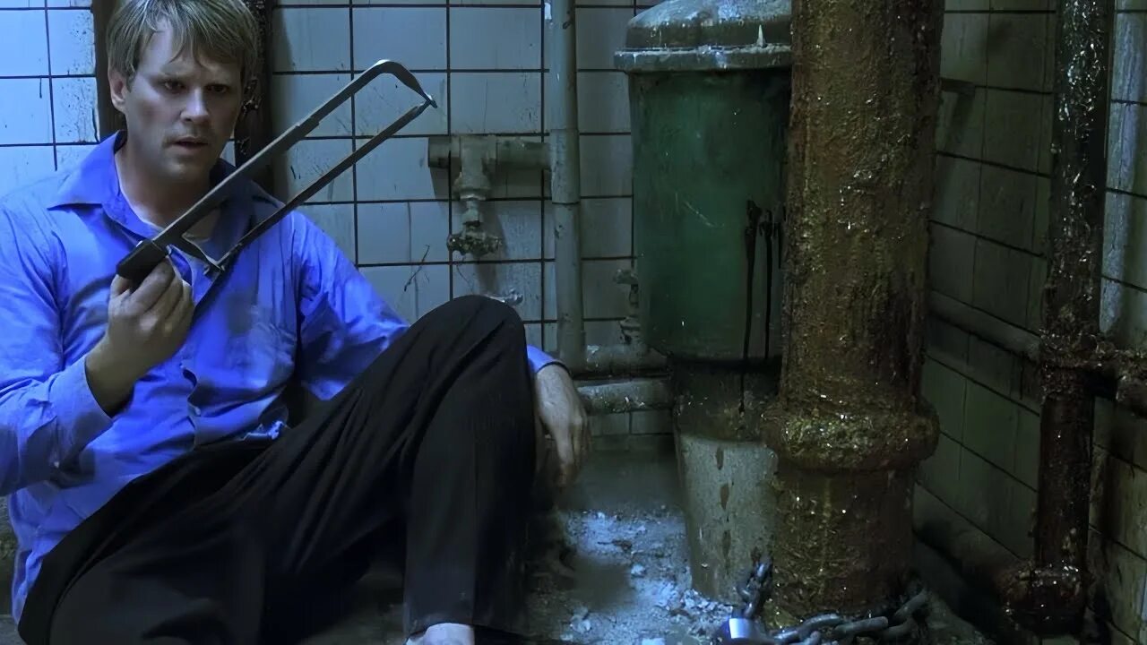 пилить ногу. пилить ногу. болгарка для пяток. пилить ногу. девушка с перфоратором.