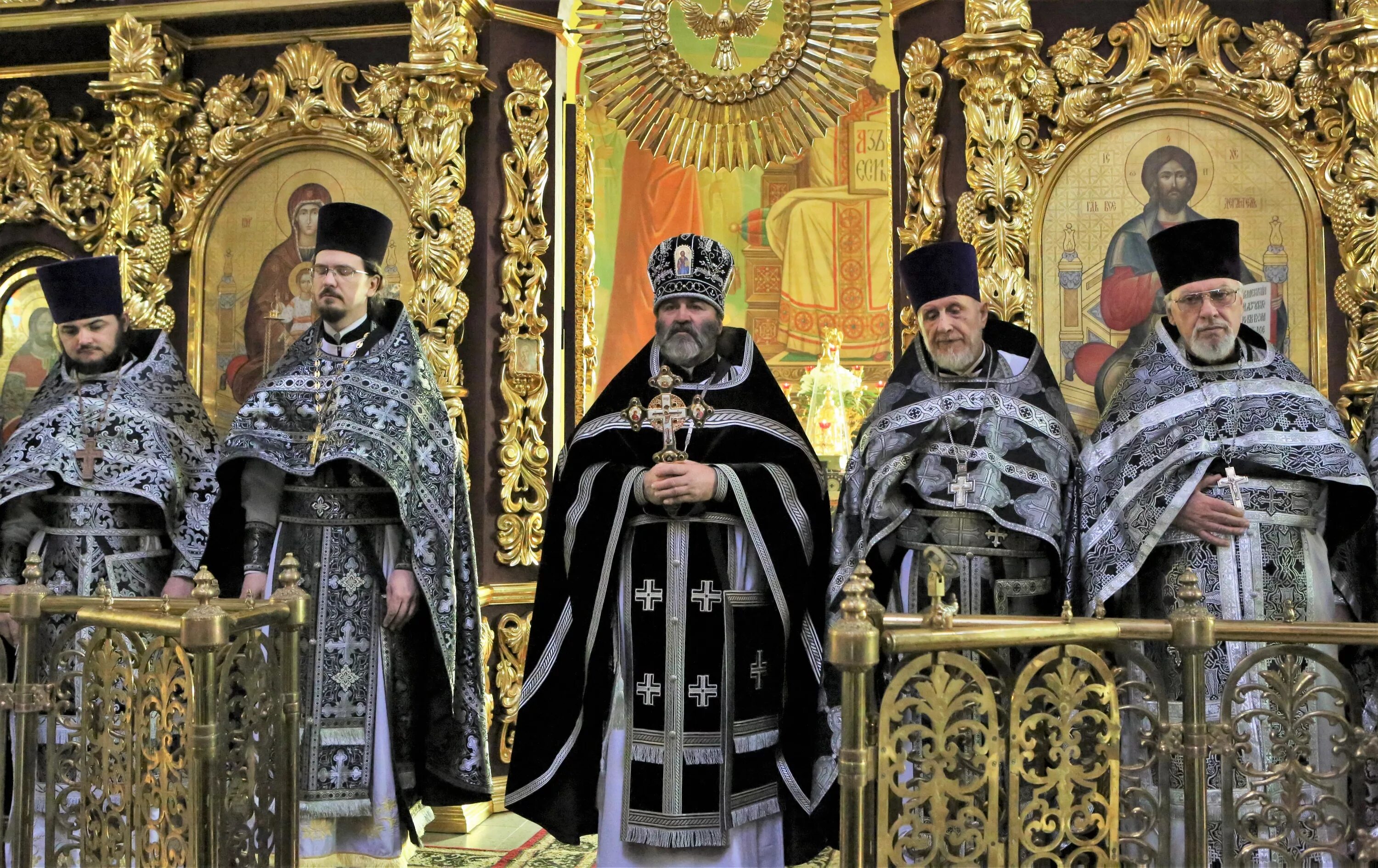 Батюшки крестовоздвиженского собора калининград. Штат служителей храма 5 букв. Штат служителей храма 5 букв. В праздник успения. Настоятель крестовоздвиженского храма рязань.