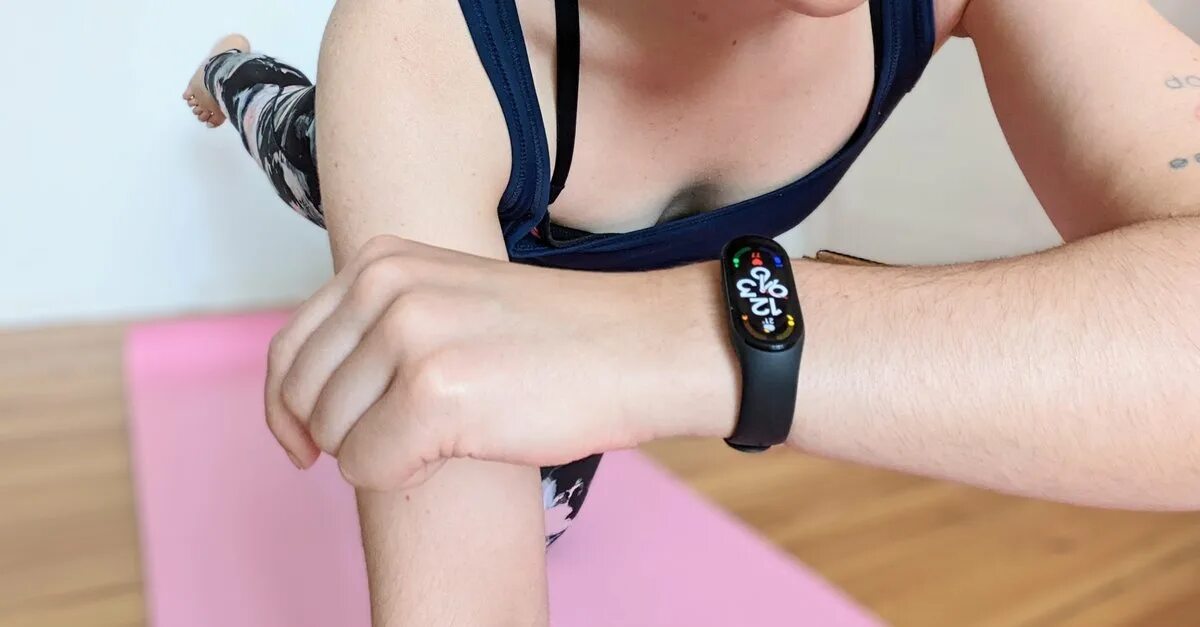 Xiaomi Smart Band 7 Strap Olive. Xiaomi mi Smart Band 8 на руке ребенка. Xiaomi Smart Band 7 6f38 с наушниками. Xiaomi Smart Band 7 Strap Pink.