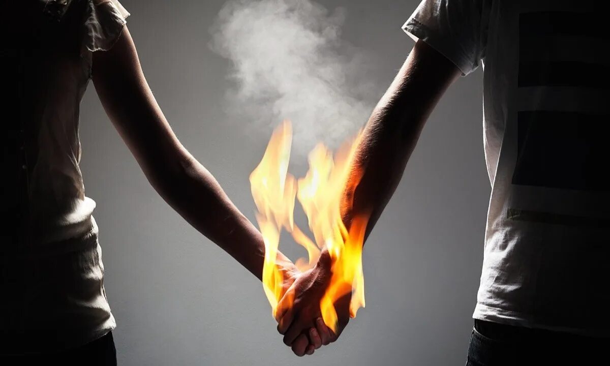 Огонь на ладони. Горит рука внутри. Парень в огне. Огненный парень. Огненная рука.