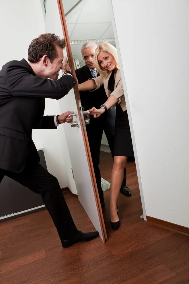 открывает дверь. встроенный шкаф. женщина входит в дверь. шкаф вокруг двери. шкаф-купе в детскую комнату.