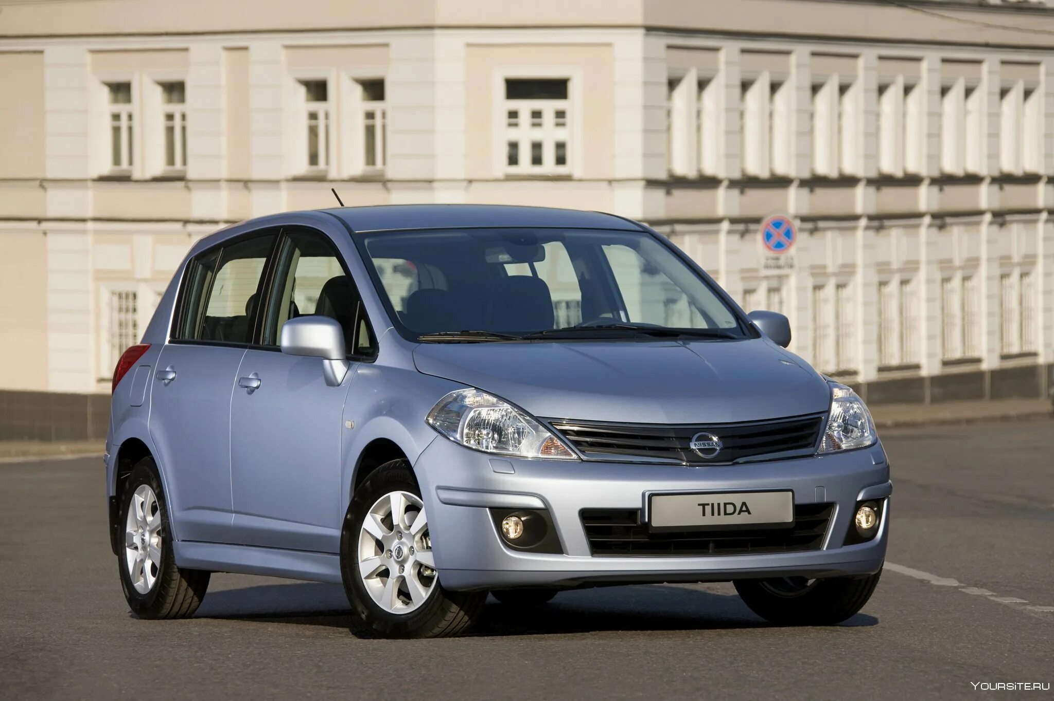 Nissan Tiida c11. Nissan Tiida 2010. Ниссан Тиида хэтчбек. Ниссан Тиида 1 поколение.