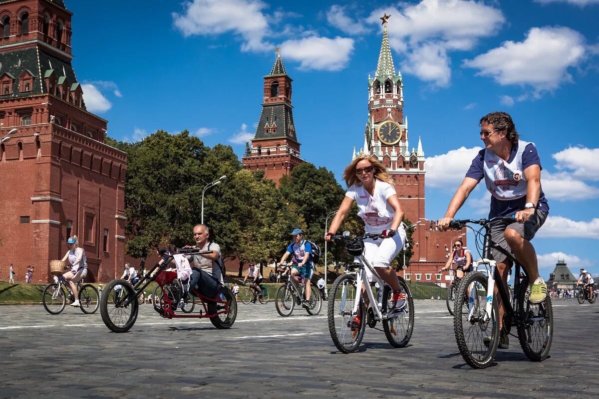 На каком велосипеде лучше ездить. Велосипедист в городе. Велосипедист Москва. Прогулка на велосипеде. Человек на велосипеде.