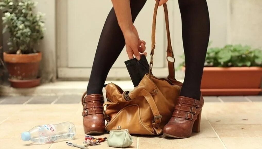 Нужно быть в тон. Женщина роется в сумке. Девушка на каблуках с сумкой. Девушка в туфлях с сумкой. Женщина копается в сумочке.