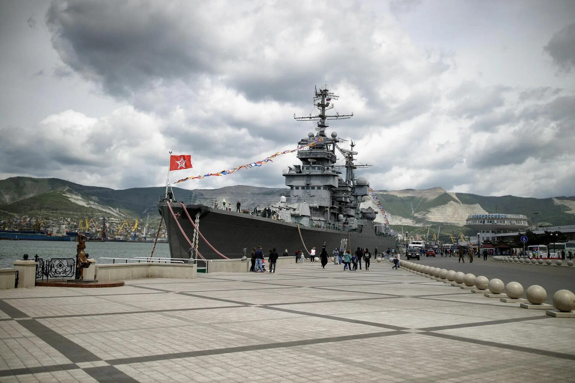 Как называется корабль в новороссийске на набережной. Крейсер кутузов в новороссийске.