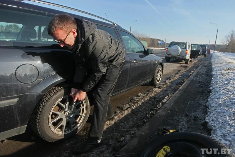 Пробил колесо на дороге. Пробитое колесо. Прокол колеса в дороге. Пробитое колесо на машине.