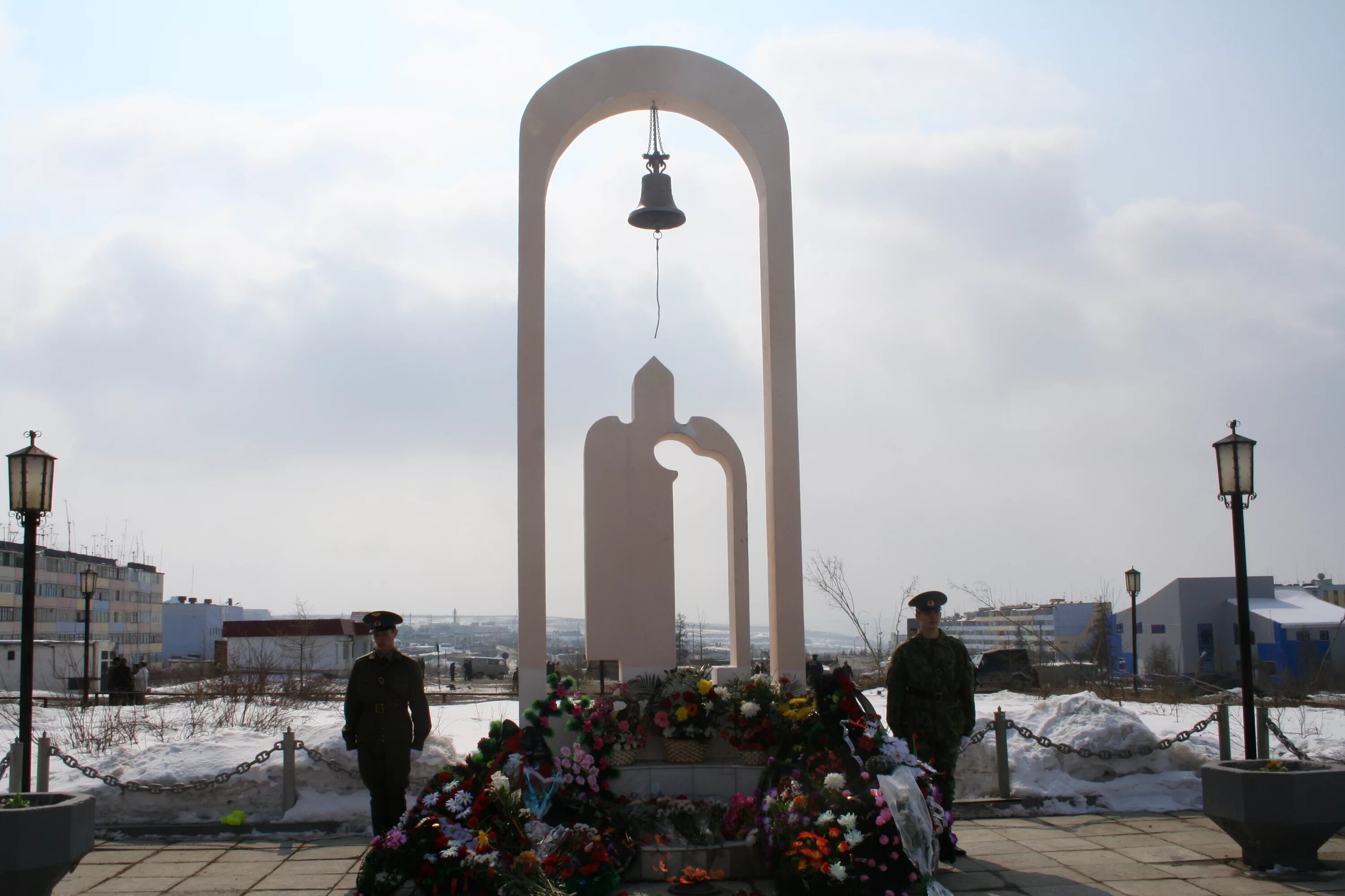 Айхал мирнинский. Памятник Кадзову Айхал. Поселок Айхал Мирнинский район. Поселок Айхал Мирнинский район Саха Якутия.