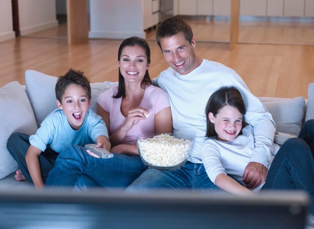 Семья у телевизора. Watch family movie. Movies to watch with family. Watch family movie. Молодежь перед телевизором.