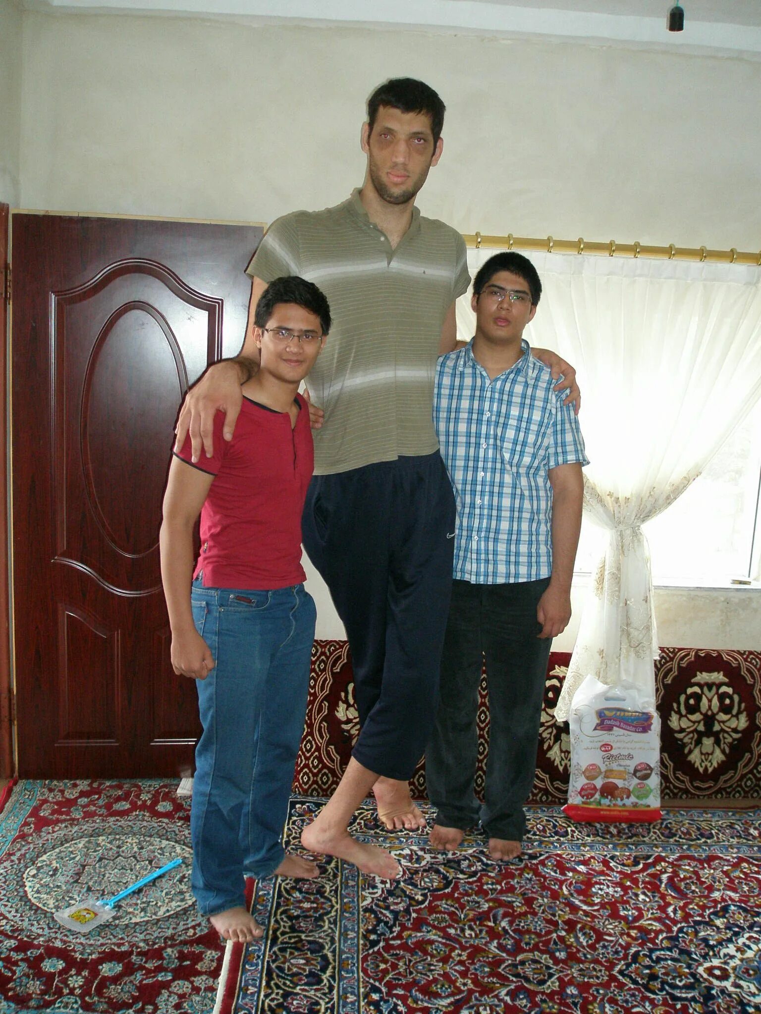 Высокий таджик. Мортеза Мехрзад рост. Мортеза Мехрзад Селакьяни. Самый высокий человек. Самый высокий человек в Узбекистане.