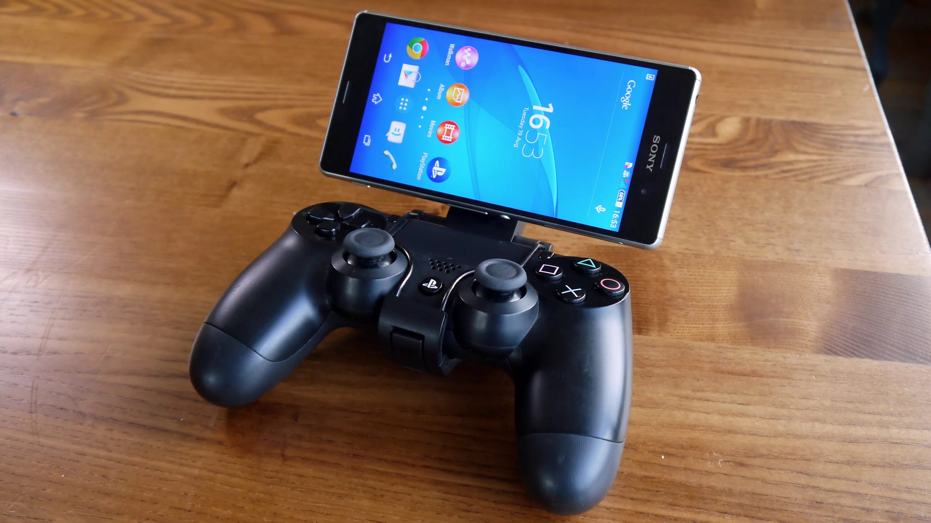 Сонька джойстик. Xperia Sony ps4. Дуалшок для сони Xperia. Sony Xperia c геймпадом. PLAYSTATION 4 С экранчиком.