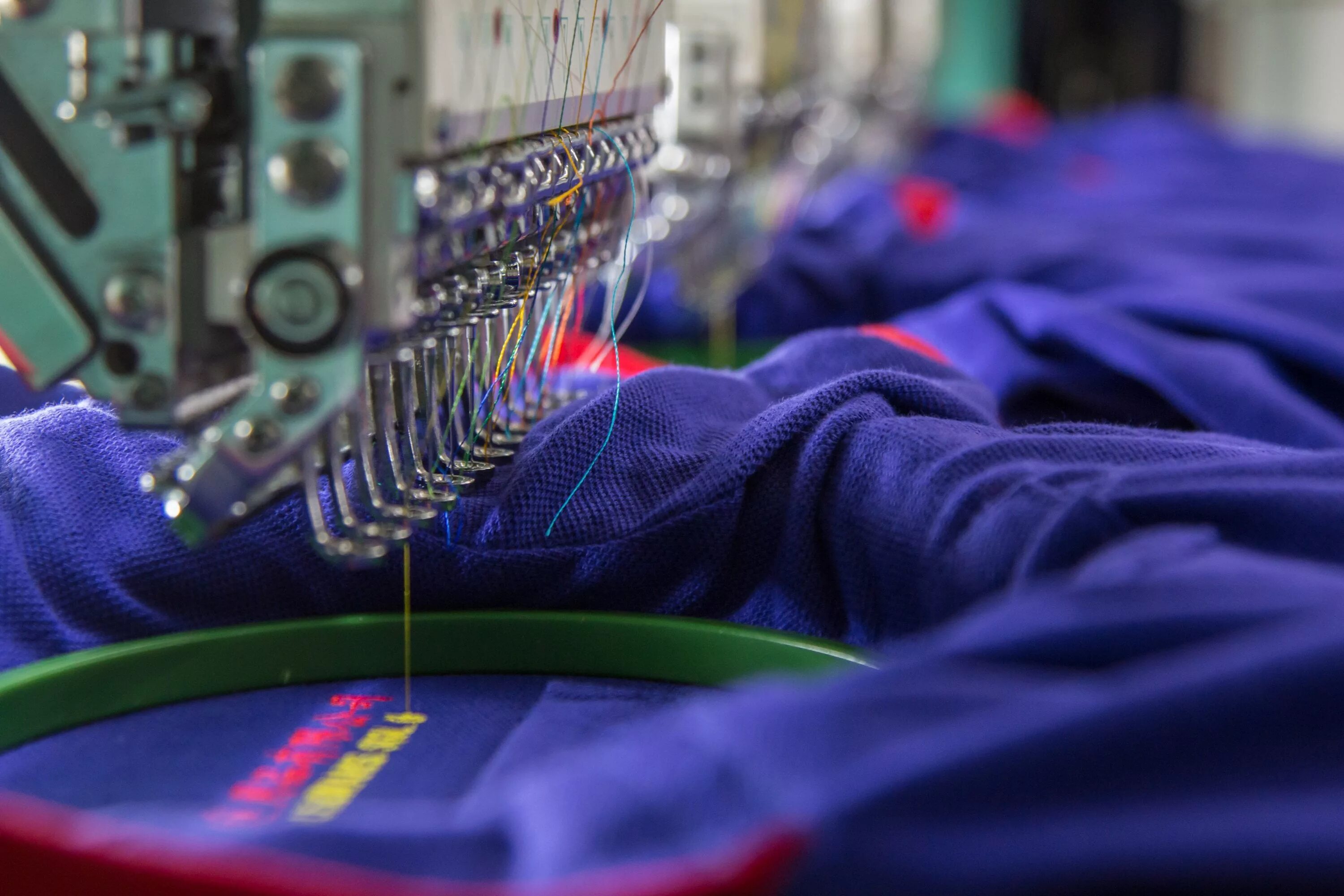 Machine одежда. Embroidery machine. embroidery printing. computerized machines textile. вышивающие принты машины.