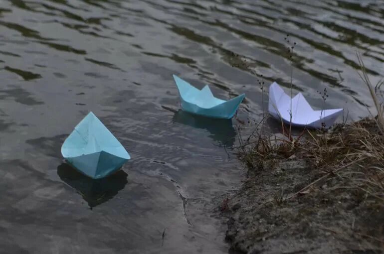 Весенний кораблик из бумаги. Кораблик в ручье. Бумажный кораблик. Бумажный кораблик в ручейке.