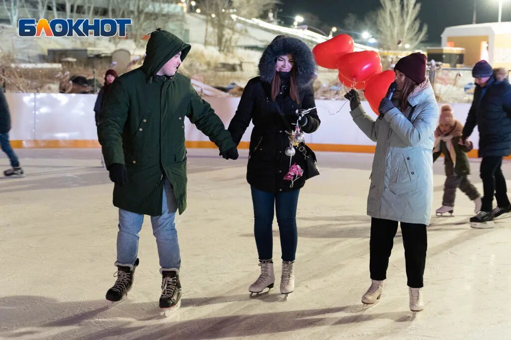 Девушка дарит подарок мужчине. Куда сходить с девушкой на 14 февраля. День святого валентина в парке. Влюбиться в новогоднюю ночь. Десерты на день всех влюбленных.