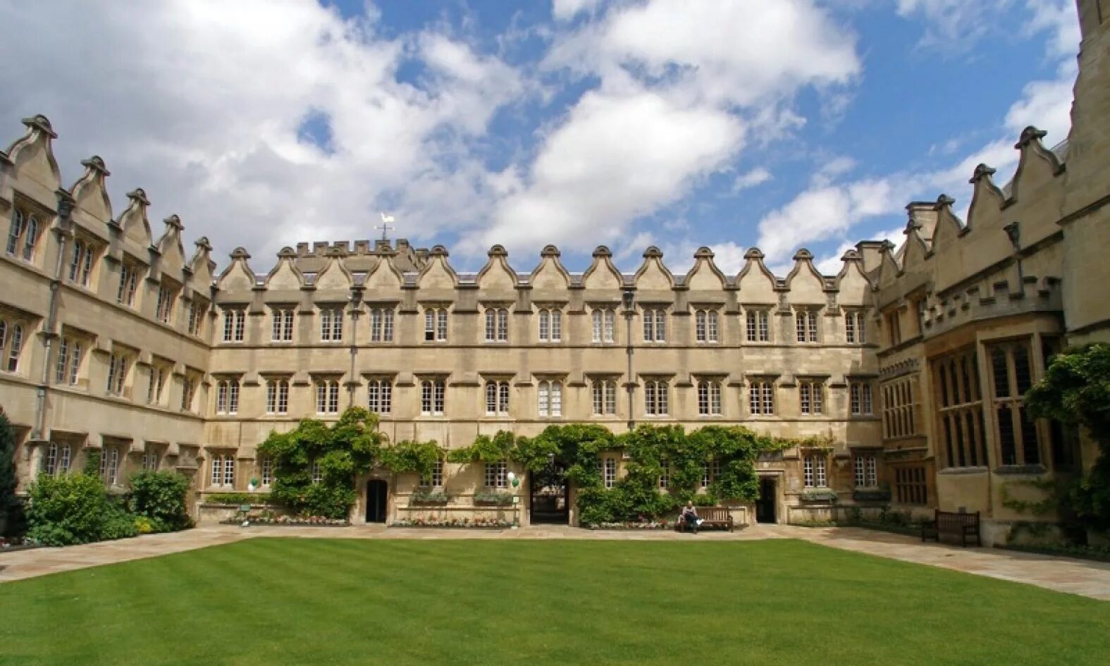 Самый лучший университет в мире. Oxford University Law. Старый дворец Оксфорд золотой. Jesus College Oxford. Корпус «Инвесткорп», Оксфорд.