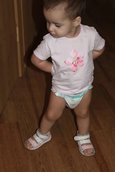 Ребенок 1. 5 лет косолапит. 5 лет косолапит. 5 лет косолапит. Косолапость у детей до 2 лет.