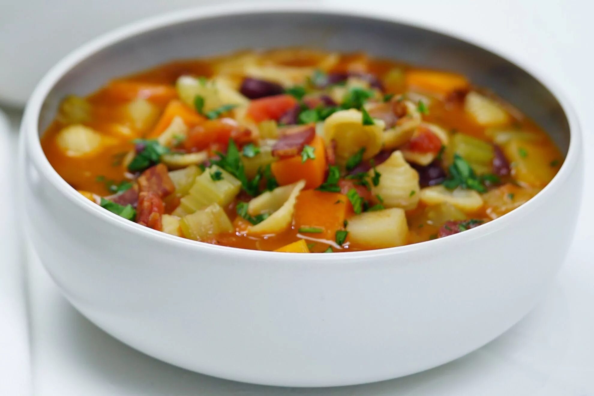 Суп министрони. Суп минестроне (minestrone). Минестроне итальянский. Суп минестроне. Томатный минестроне.