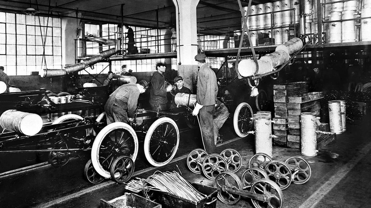 В каком году был создан завод. 1913 Henry Ford.