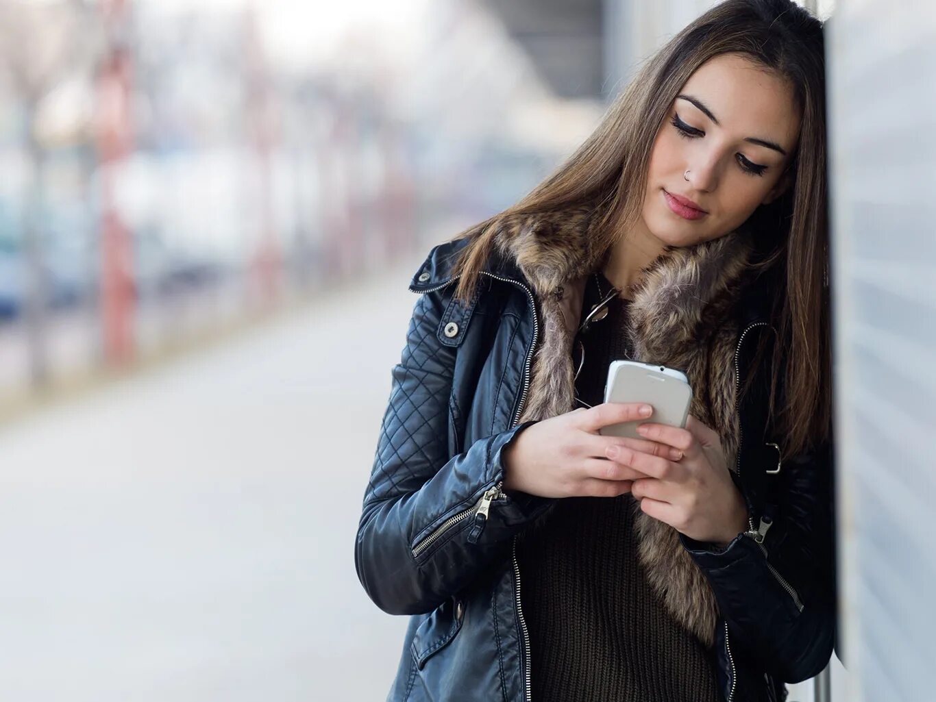 Девушка со смартфоном. Лето девушки город. Девушка со смартфоном в руках. Девушка с телефоном на улице. Девушка с телефоном на улице.