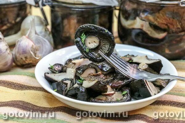 Грузди черные соленые. Засолка груздей горячим посолом. Грузди соленые. Грузди черные соленые. Грузди соленые.