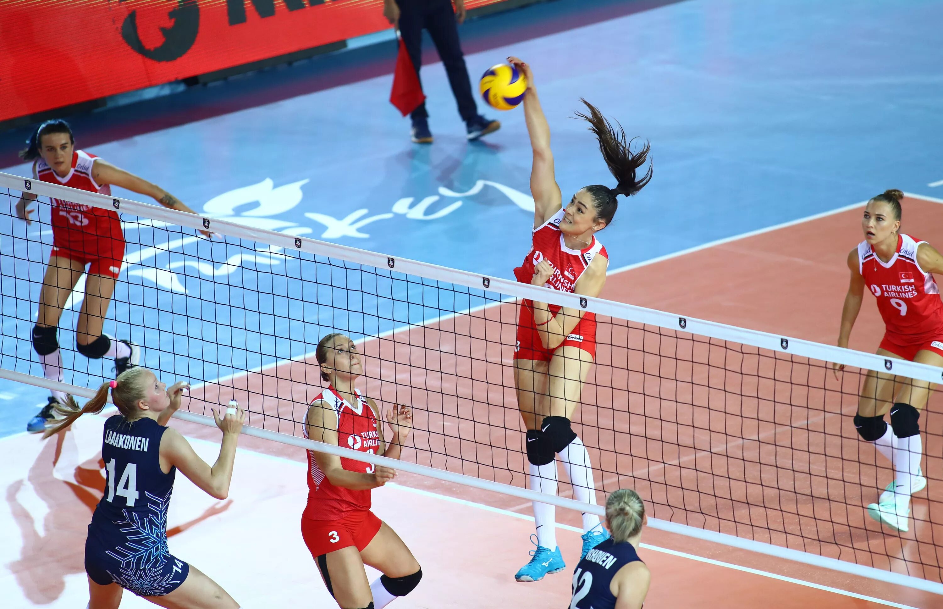 Woman volleyball. Волейболистка из Коста-Рики. Волейбол сборная России игра. Волейболистки сборной Турции.