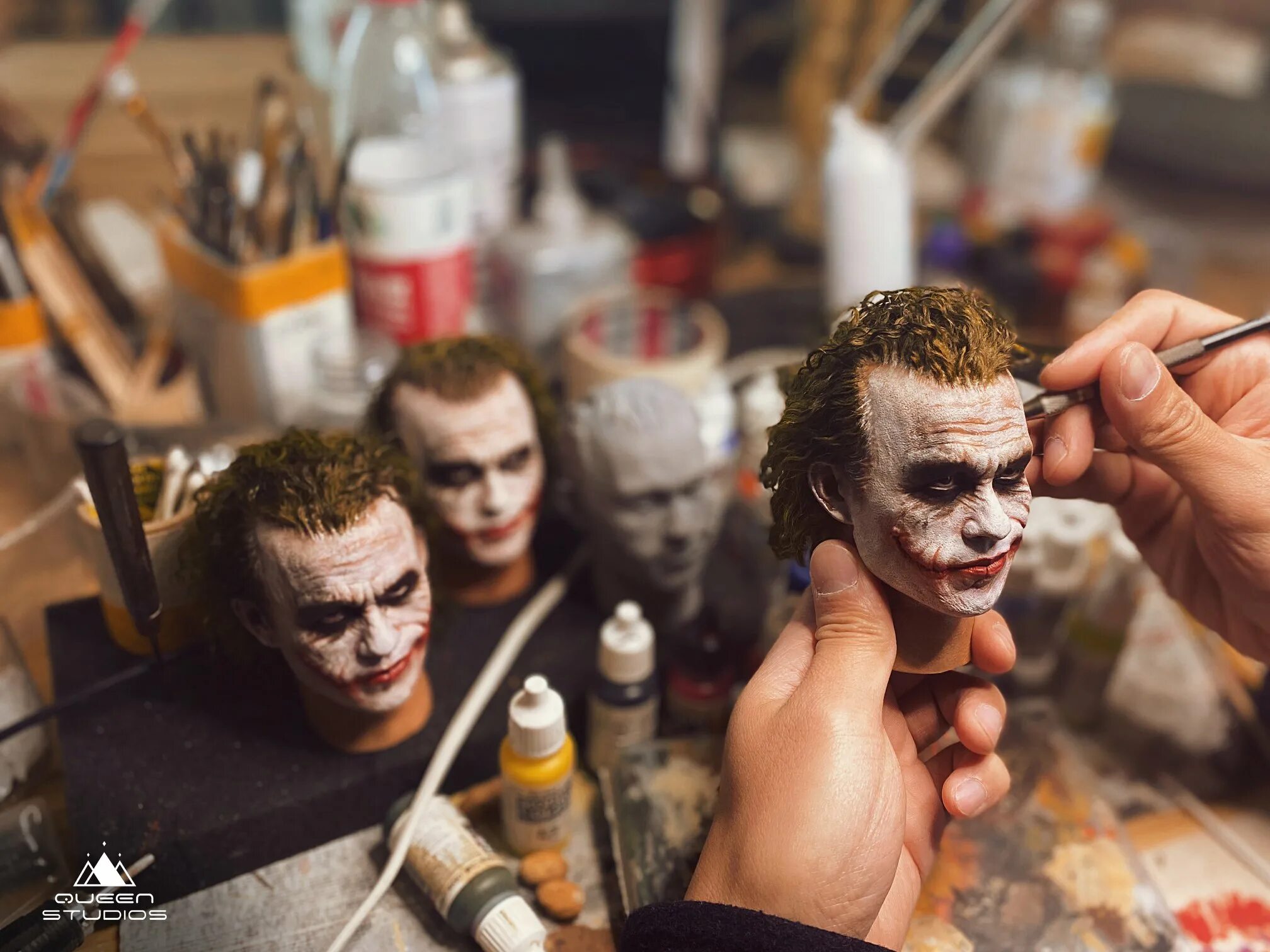 Фигурка хот тойс джокер 2019. Хит леджерледжер джоокер. Джокер хоакин феникс на аву. Джокер хоакин. Джокер картинки.