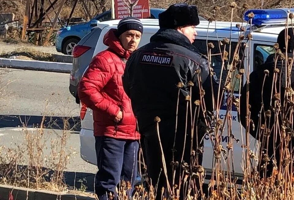 Парни владивостока. Китай напал на владивосток сегодня новости. Парни владивостока. Ситуация во владивостоке с полицейским. Маньяк в красной куртке.