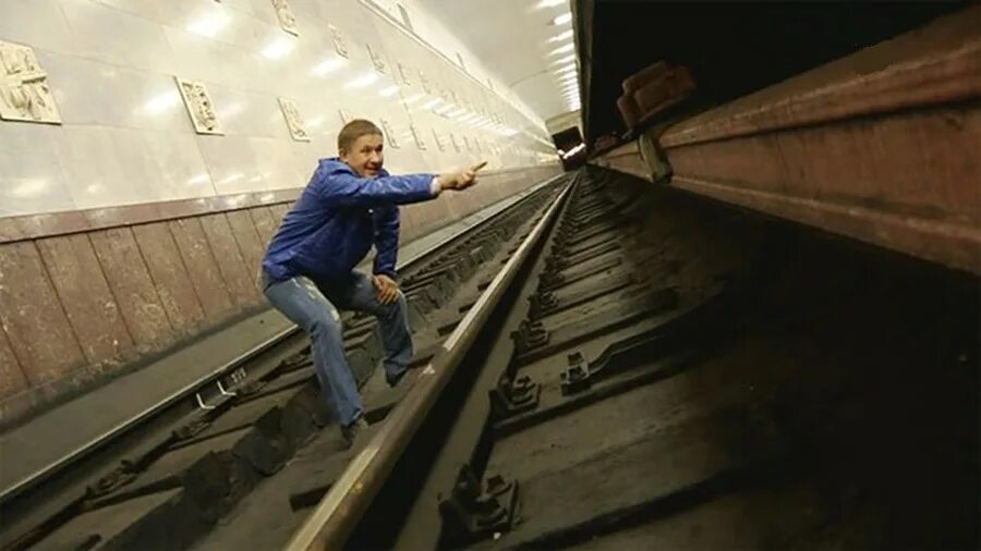 Что нужно делать в метро. Контактный рельс в метро. контактные рельсы в метро. контактный рельс метрополитена.