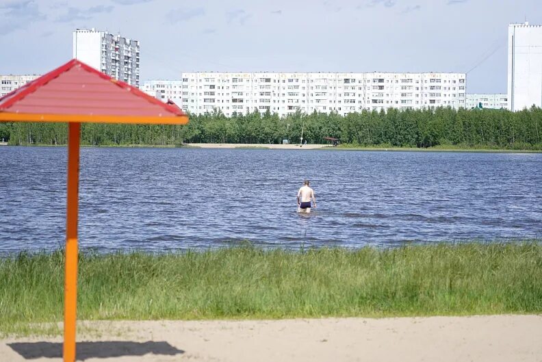 Почему нельзя купаться в озерах. Водоемы Нижневартовска. Озеро молодежное Нижневартовск. Нельзя купаться в озере.