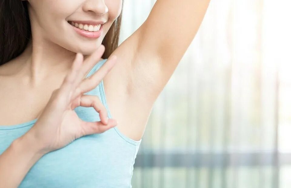 Женщина потеет. Сильная потливость. Сильная потливость. Потные спортивные девушки. Потливость.