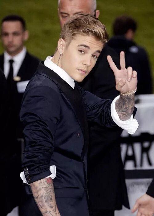 Астин бибер вам понятно. Джастин бибер 2023. Джастин бибер ширинка. Justin bieber gets in dead meat. Бибер согласился что.