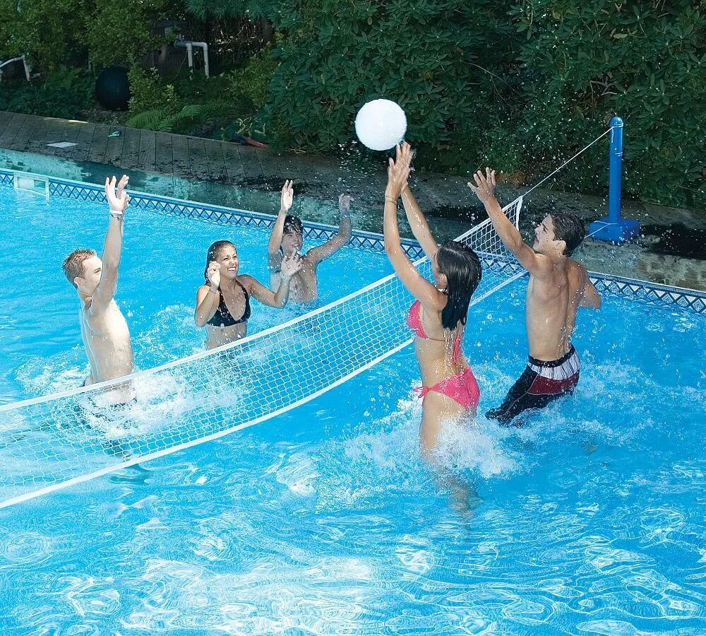 Командные игры в бассейне. Волейбол на воде. Волейбол в бассейне. Игры в бассейне. Водный волейбол в бассейне.