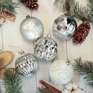 Выклеенные из золотой и серебряной елочной бумаги
