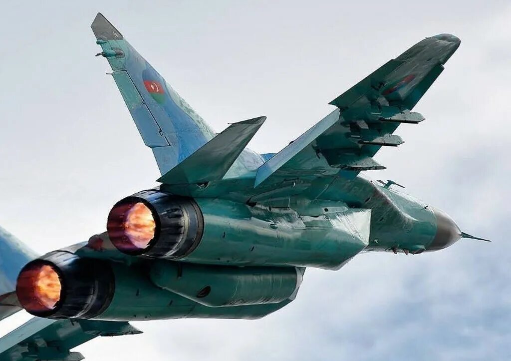 Иран закрыл воздушное. Миг-29 азербайджана. миг-29 ввс ирана. миг-29 азербайджанских ввс. миг 35 в ввс азербайджана.