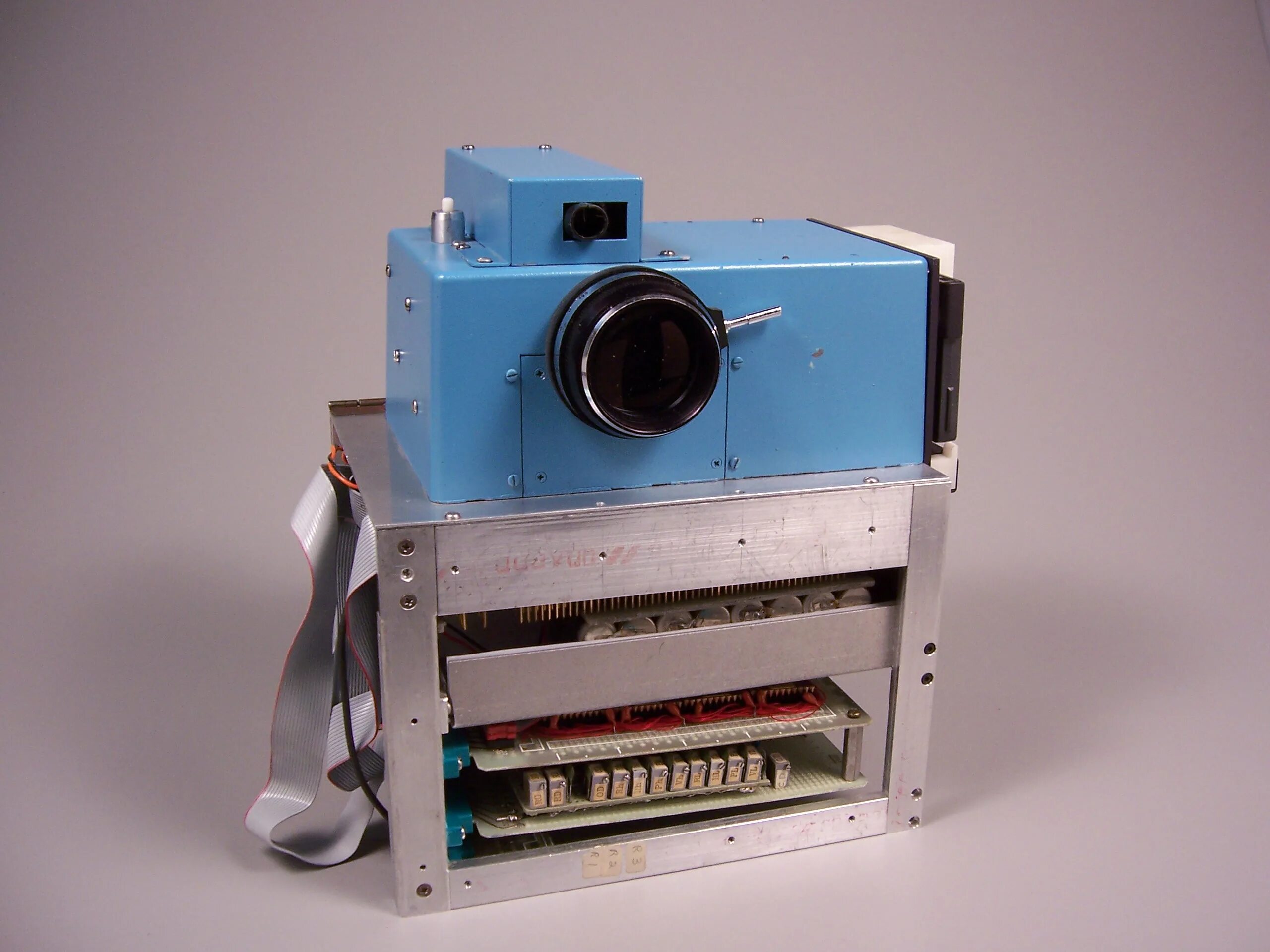 Первая цифровая компания. Цифровой фотоаппарат 1975 Kodak. Первый цифровой фотоаппарат Кодак. Первая цифровая камера Kodak 1975.