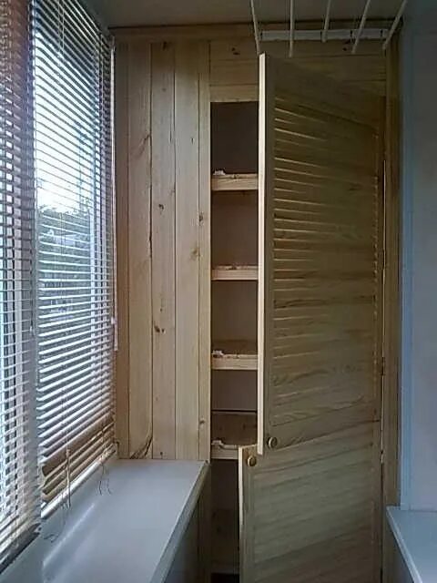 Из чего сделать двери для шкафа. Жалюзийные двери для шкафа на балконе. двери для шкафа на балкон. шкаф на лоджии с жалюзийными дверцами. дверцы для шкафа на балконе.
