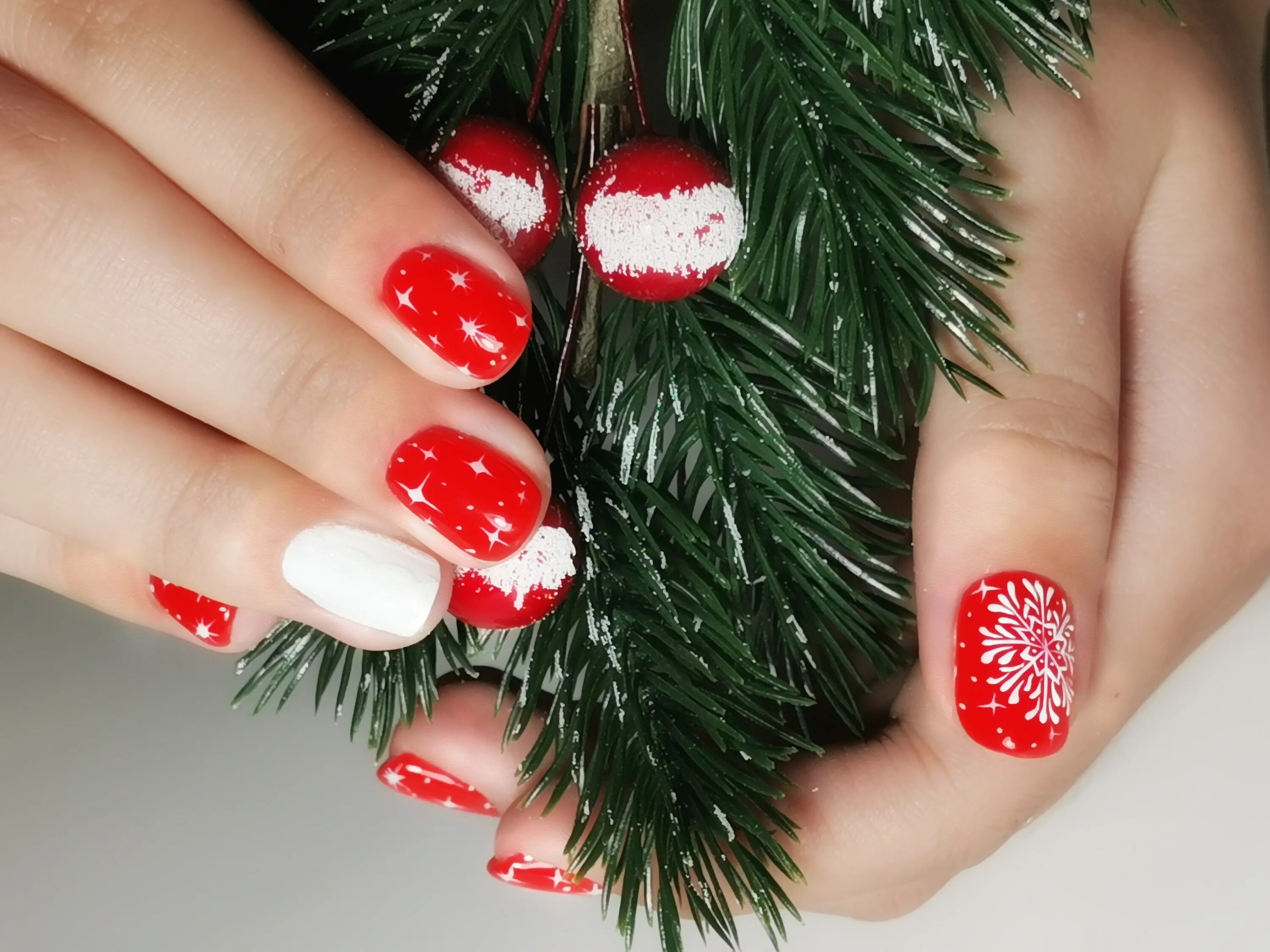 ногти на новый год с надписью. новогодние ногти длинные. красные ногти с оленем новогодние. новогодние ногти. новогодний маникюр текст.