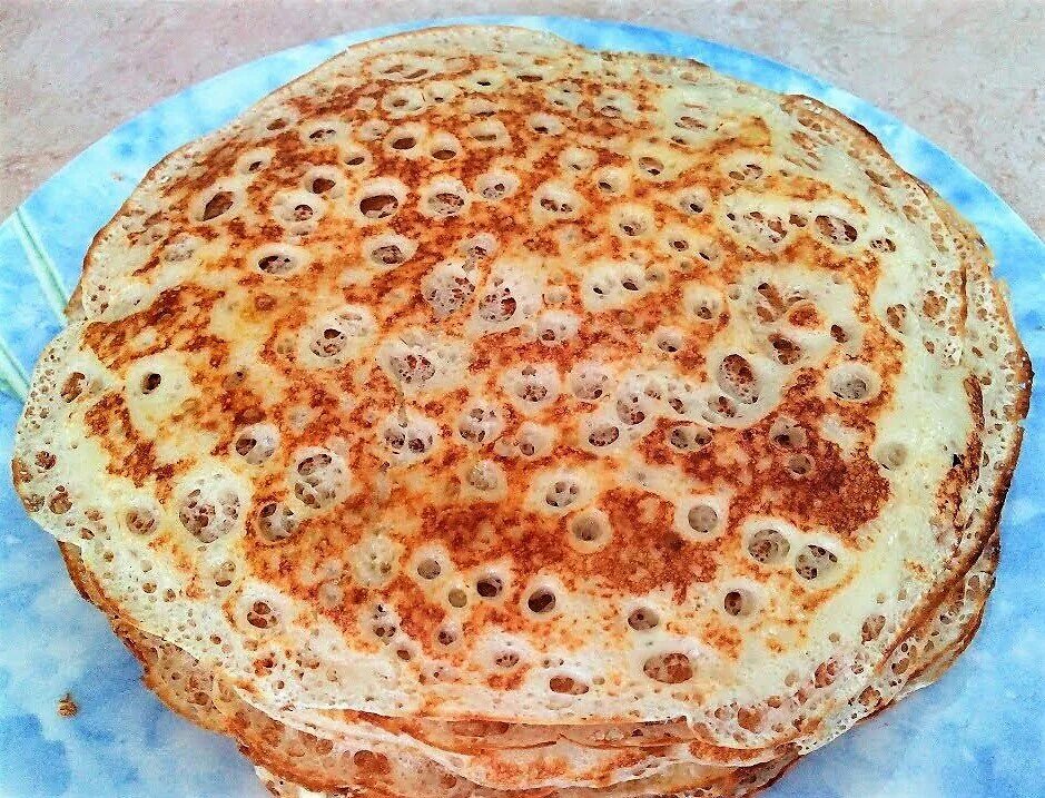 Блины на молоке с дырочками дрожжевые пышные. Пышные дрожжевые блины с дырочками. дрожжевые блины в дырочку. дырчатые блины на дрожжах. пышные блины на молоке с дырочками.