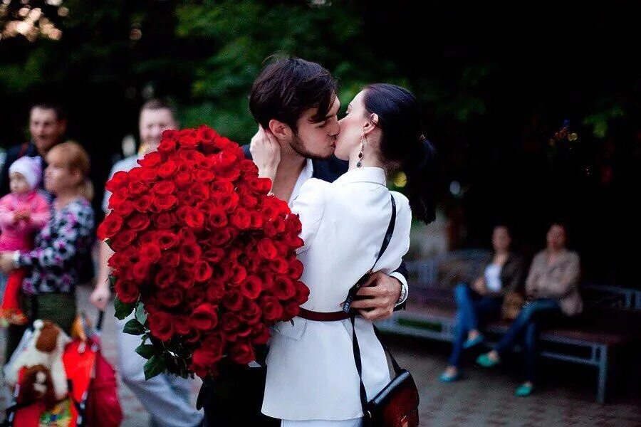 Kiss flowers. Парень с букетом цветов. Парень дарит девушке цветы. Букет "женщине". Парень и девушка с цветами.