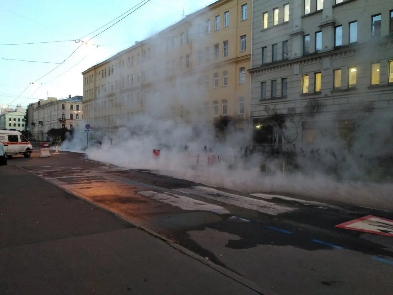 Парящий спб. Прорыв трубы у континента в Санкт-Петербурге. Авария на дровяной улице в Санкт-Петербурге. Аварии теплосетей СПБ. Прорыв трубы с кипятком на дровяной улице.