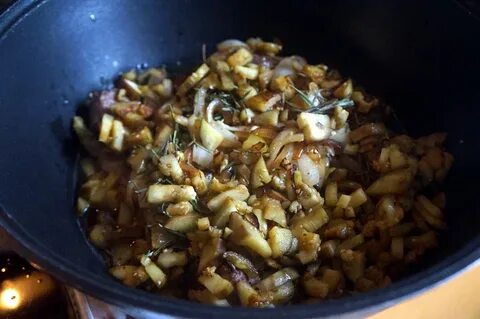 Баклажаны с мясом в казане на плите