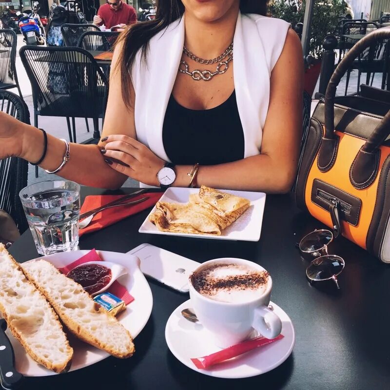 За столом фото без лиц. Девушка в кафе. Роскошный завтрак. Завтрак для девушки. Девушка завтракает в кафе.