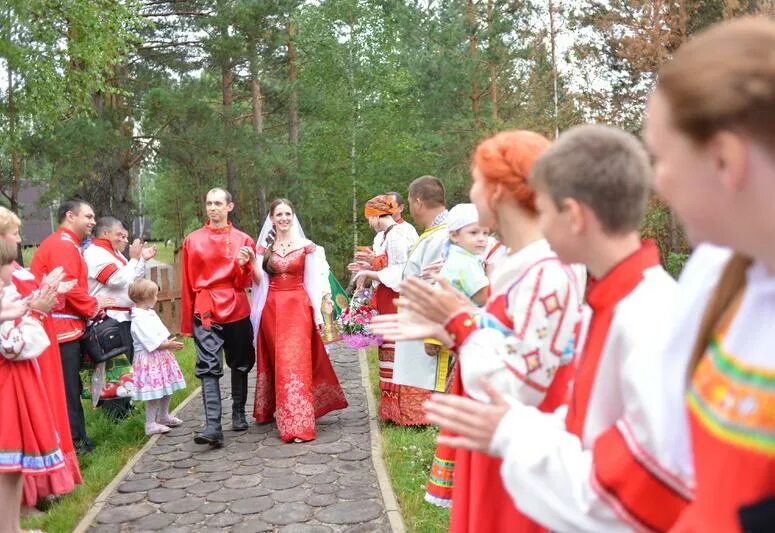 Свадьба в русском стиле. Свадьба в русском народном стиле. Свадьба в Славянском стиле. Гости на свадьбе в русском стиле. Свадьба на красную горку